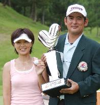 Takahashi captures 1st tour title in Aiful Cup