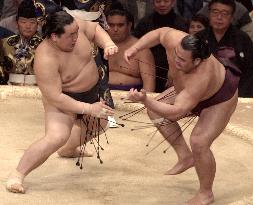 (2)Asashoryu bounces back, Maru falls at Kyushu sumo