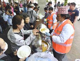 Nepalese living in Japan provide curry to evacuees