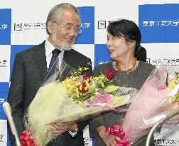 Novel laureate Ohsumi, wife at press conference