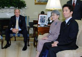 Meeting between mother of Megumi Yokota and George W. Bush in 2006