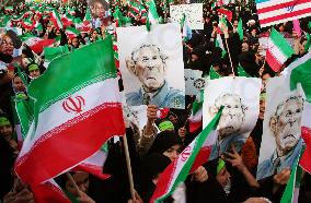 Iran to pursue nuclear fuel cycle, Ahmadinejad declares