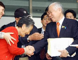 Yokota meets S. Korean lawmaker, asks cooperation in abduction i