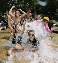 Kids bathe amid heat wave