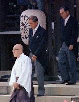 Ex-premier Nakasone visits Yasukuni Shrine