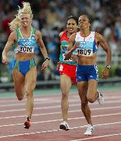 (2)Britain's Holmes wins women's 800m