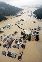 Strong typhoon crosses Japan