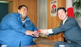 Konishiki helps passport campaign