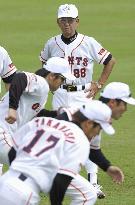 (4)Japan's pro baseball teams kick off spring training