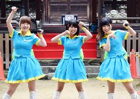 Japan idol group supporting "konkatsu" of wombat at Osaka zoo