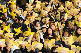 Rally staged against S. Korea-Japan "comfort women" agreement