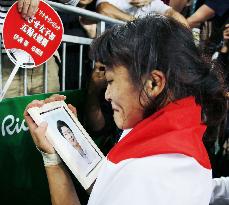 Olympics: Gold medalist Icho holds photo of late mother