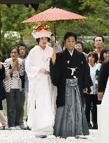 Wedding ceremony of actress Fujiwara, kabuki actor Kataoka