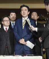 Abe, Putin meet at hot spring resort, territorial row in focus