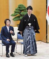 Figure skater Hanyu receives national honor award