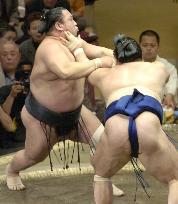 Ozeki Chiyotaikai suffers first loss at summer sumo