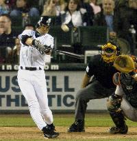 Mariners' Ichiro hits homer against Orioles