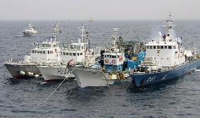 S. Korean fishing boat flees with Japan Coast Guard officers abo