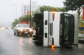 Powerful typhoon hurts 5, floods 20 houses in Okinawa