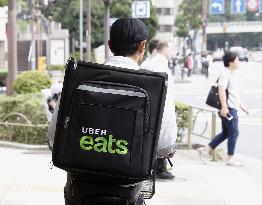 Uber Eats deliverer