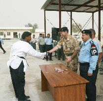 (2)203 Iraqi police officers complete British forces training