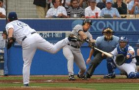 (1)Nomo loses battle to H. Matsui in Yankees win over Dodgers