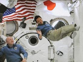 Astronaut Hoshide communicates from space with Fukuda, students