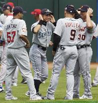 Ichiro chats with MLB All-Star players