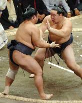 Asashoryu blasts out Kakizoe as Kootoshu takes sole lead