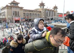 Major crowds at Beijing Station on last day of Lunar New Year