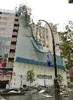 Strong winds cause panels to fall off construction site