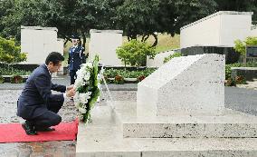 Abe lays wreath at U.S. military graves in Hawaii