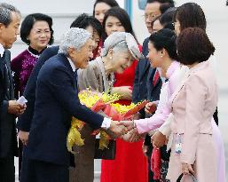 Japanese emperor, empress arrives in Hanoi