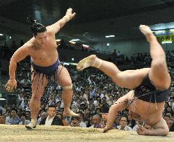 Homasho beats Takekaze at Nagoya sumo