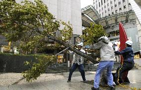 (2)Typhoon Meari strikes southern Japan