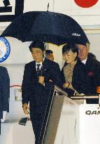 Abe arrives in Sydney to attend APEC, bilateral talks