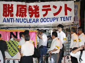 Antinuclear activists' tents removed from economy ministry premises
