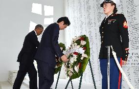 Abe, Obama visit Pearl Harbor