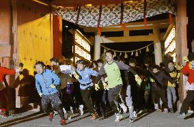 Annual "Lucky Man" footrace at Japanese shrine