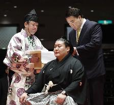 Sumo: retirement rite for Takanoiwa