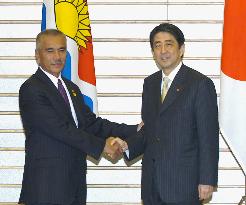 Abe meets with Kiribati President Tong