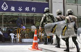 Troops secure Bangkok financial district