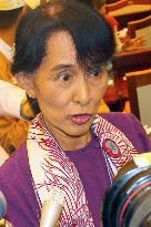Suu Kyi takes parliamentary oath