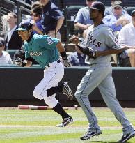 Ichiro scores 1,000th run in major leagues