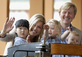 Crown prince, princess visit stables with Dutch Queen Beatrix