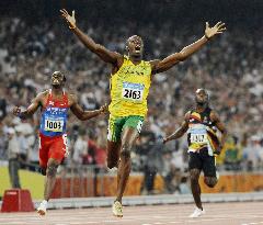 Usain Bolt of Jamaica wins men's 200m final in world record 19.3
