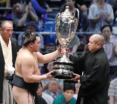 Harumafuji takes 8th title at Nagoya sumo