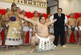 New yokozuna Kisenosato practices "dohyo-iri" ritual