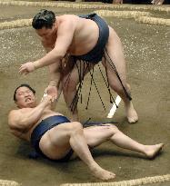 Hakuho tosses aside Tokitenku to stay perfect at summer sumo