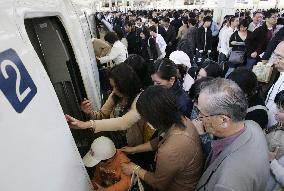 Golden Week travelers pack airports, rail stations, highways in